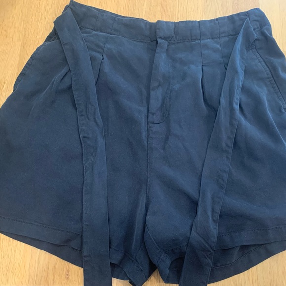 Vero Moda High waisted, paper bag shorts, Ladies size L. - Picture 2 of 8